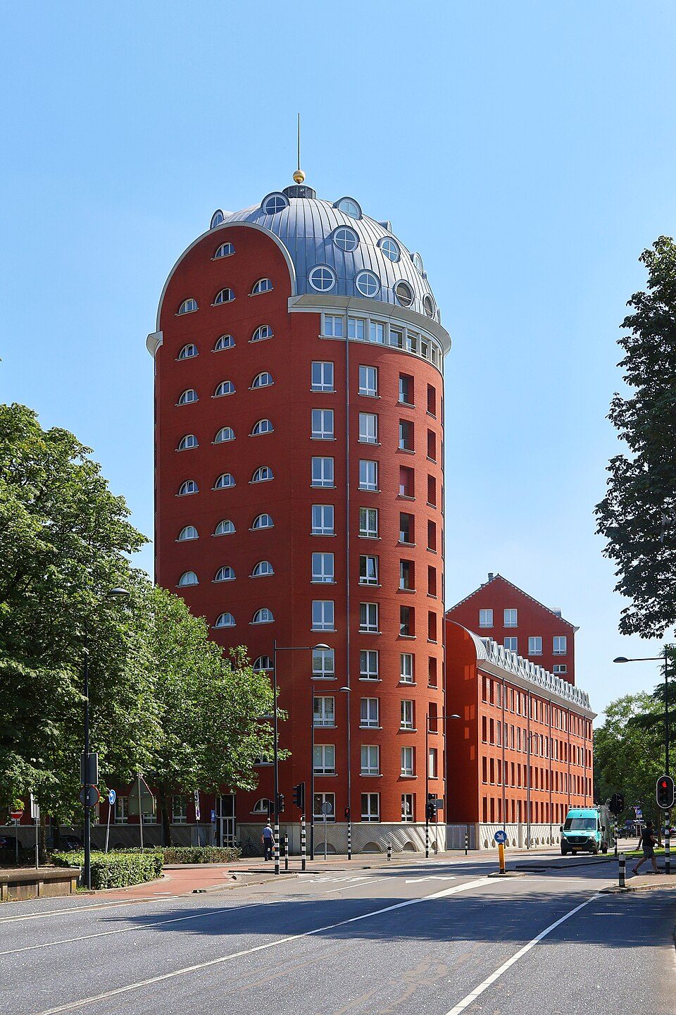 Het ronde rode woongebouw bij het centrum van Breda