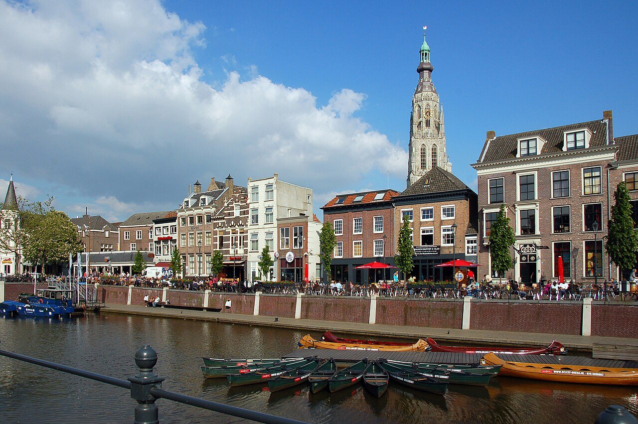 De Vismarkt aan het water in Breda, met terrassen en de Grote Kerk op de achtergrond