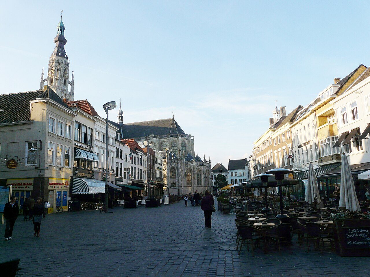 De Grote Markt in Breda met terrassen en de Grote Kerk