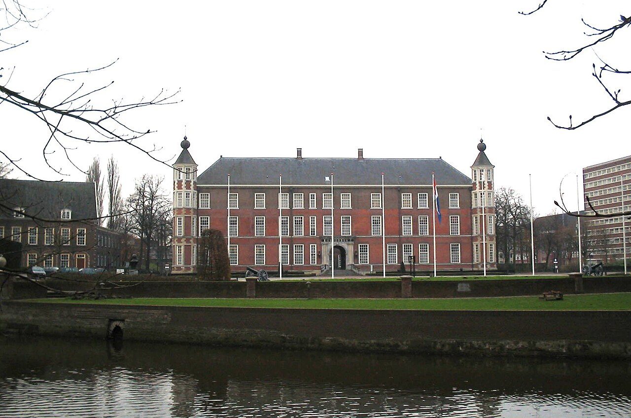 Het Kasteel van Breda gezien over het water