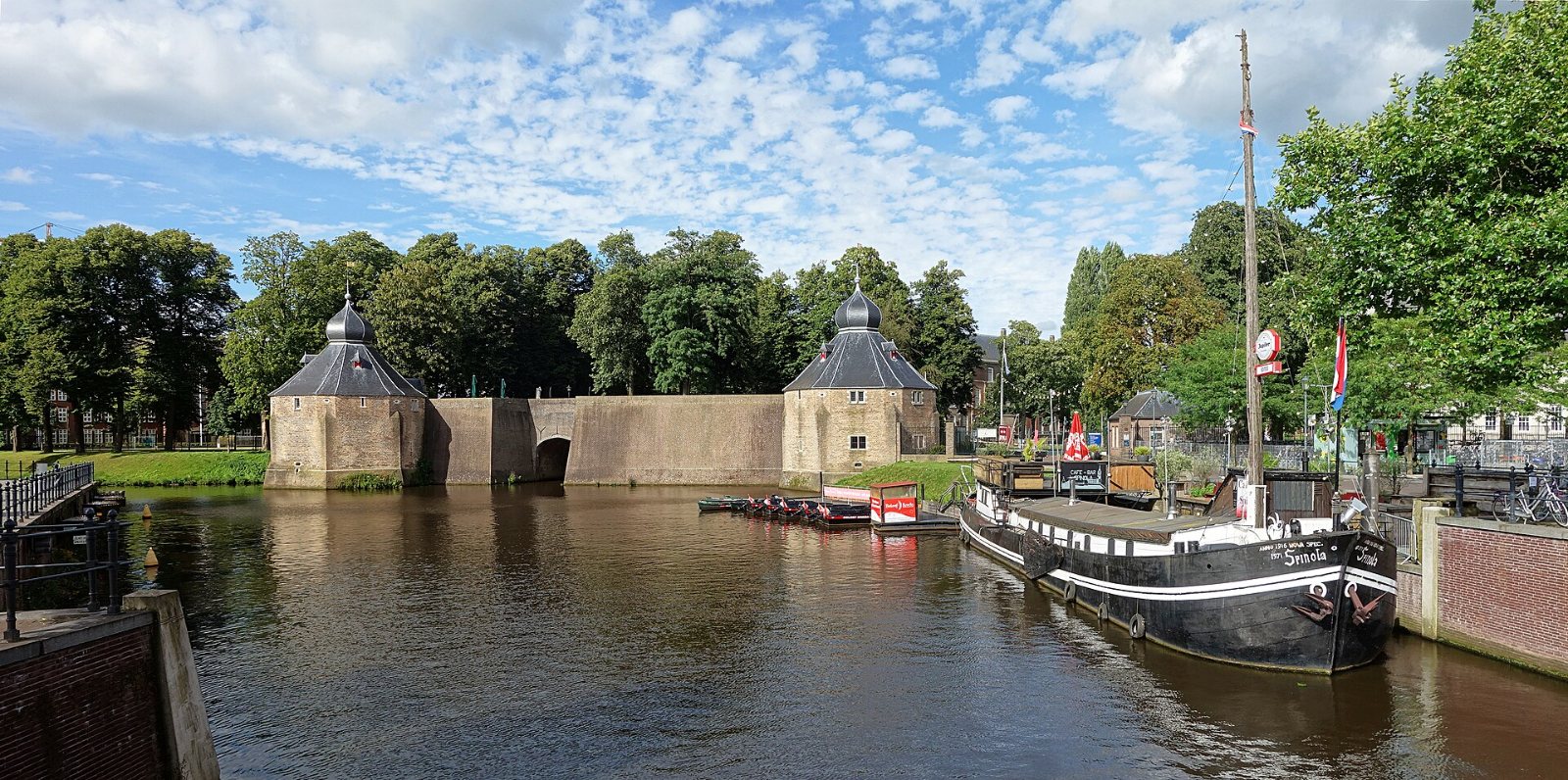 Het Spanjaardsgat in Breda met de Grote Kerk